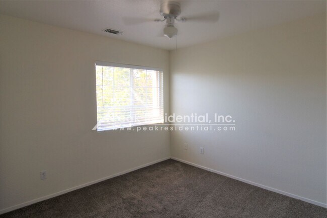 Building Photo - Very Nice 3bd/2.5ba Elk Grove House with 2 Car Garage!