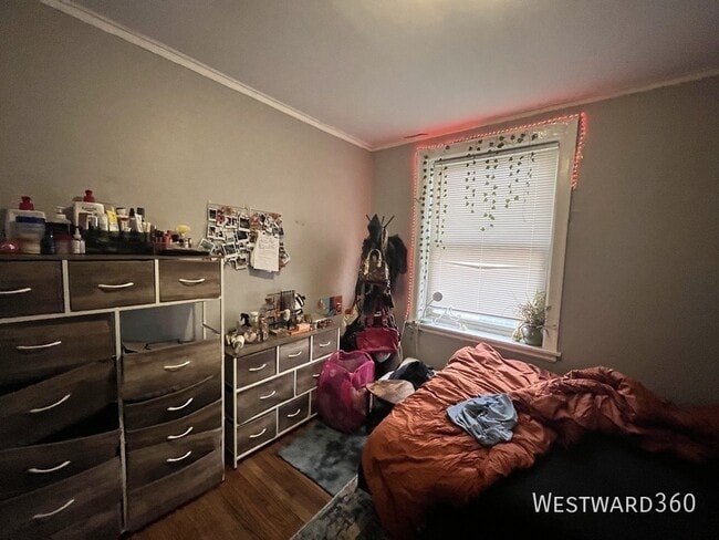 Building Photo - 1626 W Sherwin Ave