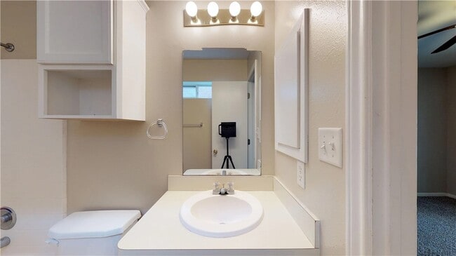 Building Photo - 1511 Hollow Hill Dr