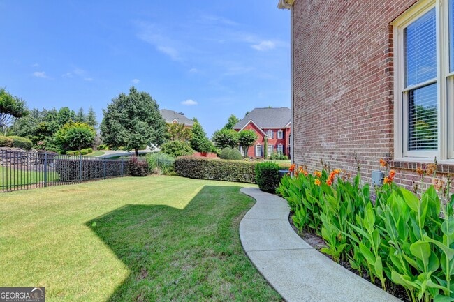 Building Photo - 8910 Pinehurst Cove