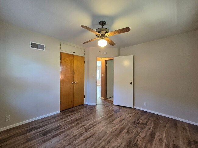 Building Photo - Spacious 4 Bedroom Home with Solar Panels, Fully Fenced Yard on Rimrock Rd