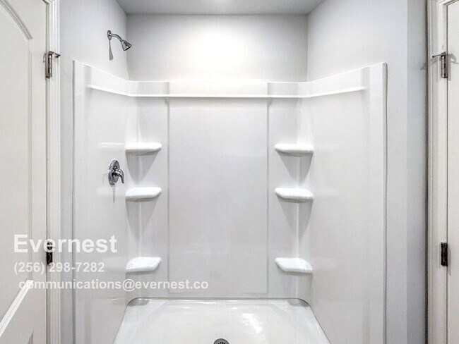 Building Photo - 3-Bedroom, 2.5-Bathroom Townhouse in a Pri...