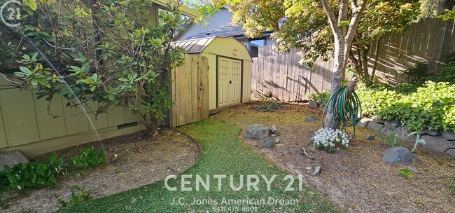 Building Photo - Single Family Home in NE Grants Pass with RV Parking