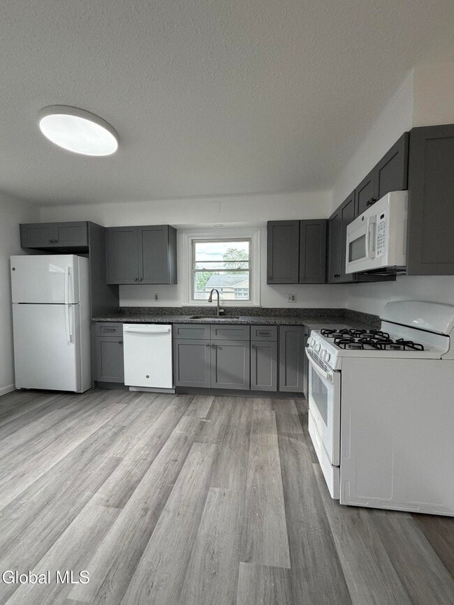 Building Photo - 5 Saybrook Dr