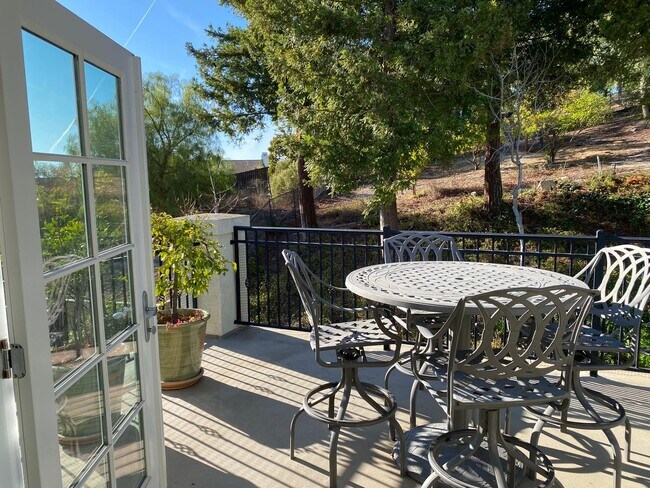 Building Photo - Private Courtyard Entry & Expansive Backyard Oasis