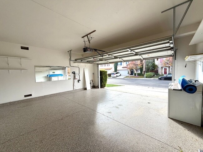 Building Photo - Move in special! Move in by 3/1 and get $300 off your first months rent! - Move-In Ready 3 bedroo...