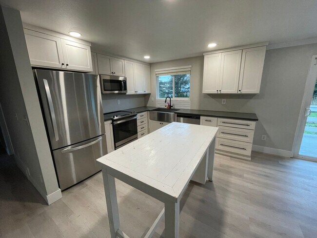 Building Photo - Gorgeous 4 Bedroom Home In Desirable West Beach Area!