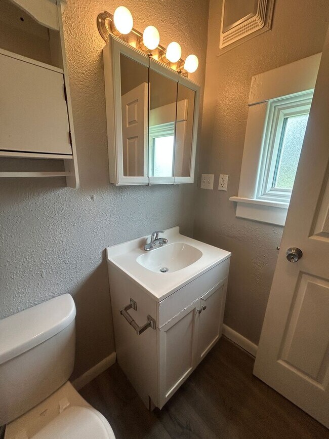 Building Photo - 3 Bedroom 1 Bath House in Davenport