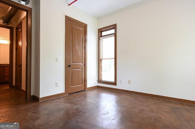 Building Photo - 250 Martha Dr
