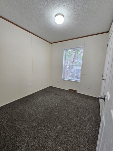 Building Photo - 211 Flower Dr