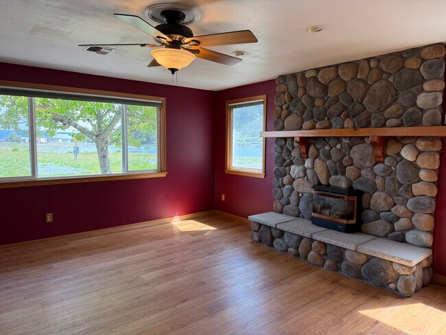 Building Photo - Harrington Lagoon Water View Home!