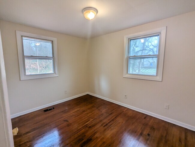 Building Photo - 336 Triumph Cir SE