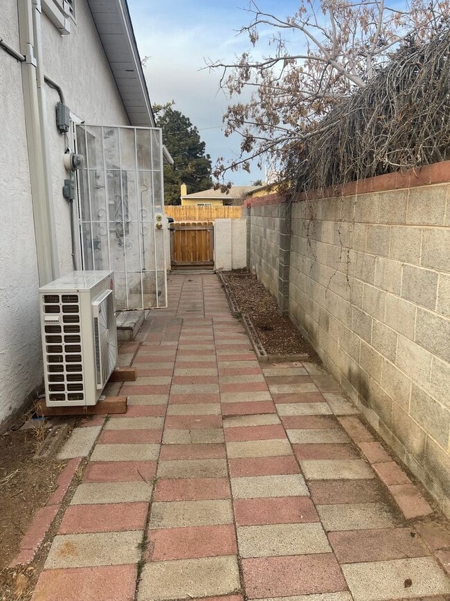 Building Photo - Northeast Hights Home