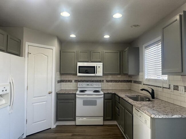 Building Photo - 2412 W Sweetbay Ave