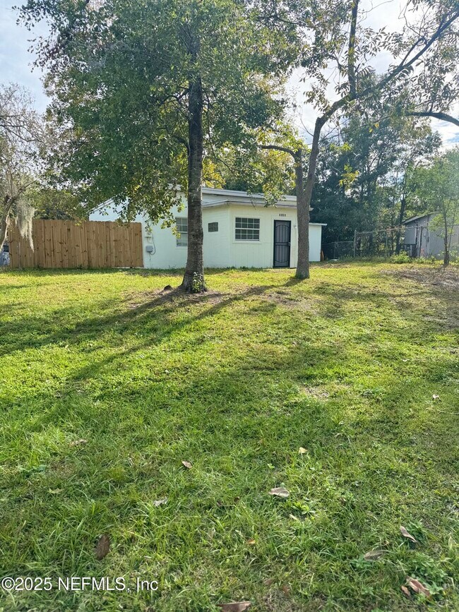 Building Photo - 2584 Wisteria St