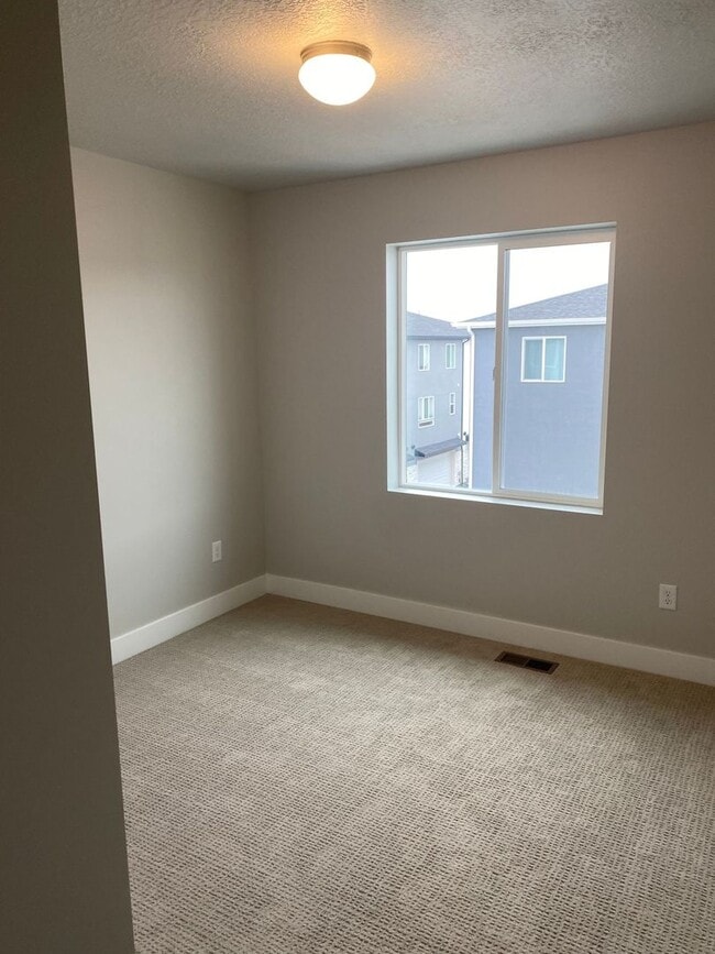 Building Photo - 2 WEEKS FREE - 4 Bed 3 Bath Townhome Available mid-July in American Fork!