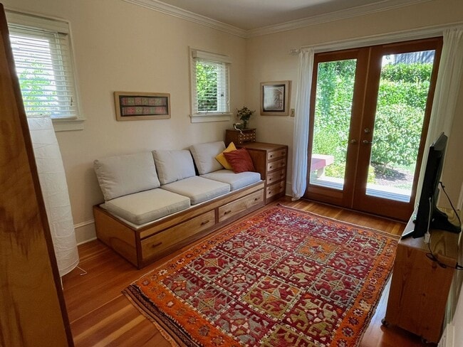 Building Photo - Updated 1926 4-bdrm/3-bath Sellwood bungal...
