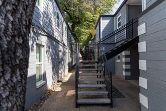 Building Photo - Classic Spacious One-Bedroom at Hyde Park ...