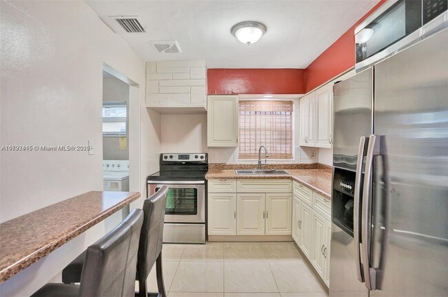 Building Photo - 6931 SW 27th Ct