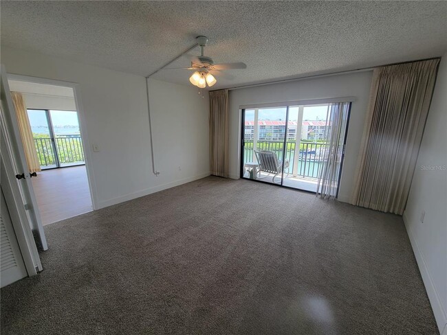 Building Photo - 7600 Sun Island Dr S