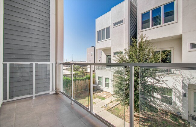 Building Photo - 2116 Naomi St