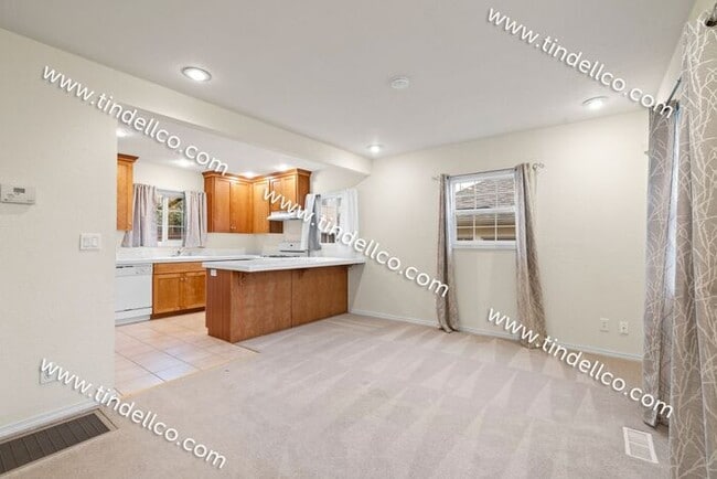 Building Photo - Darling 2 Bedroom North Tabor Home With Of...