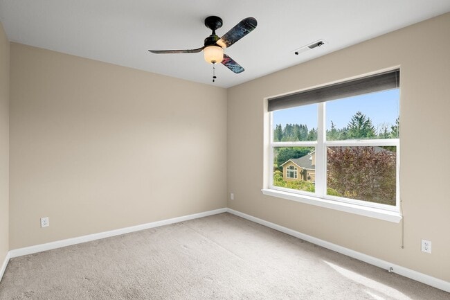 Building Photo - Beautifully Maintained 5 Bedroom Home In H...