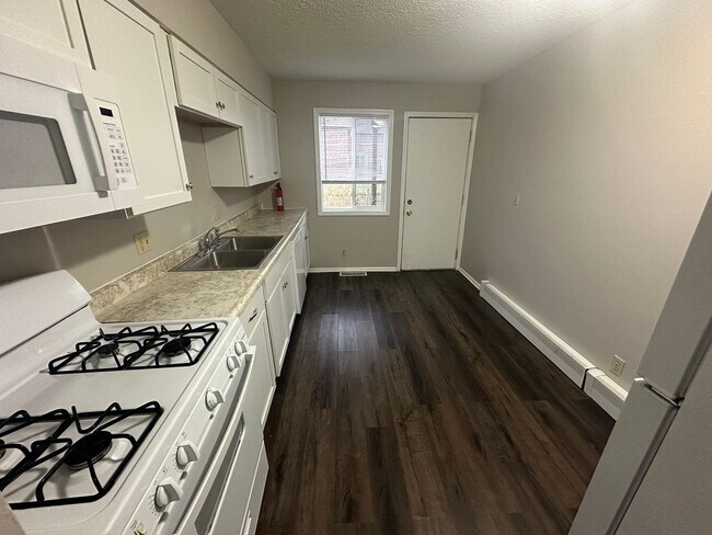 Building Photo - 607 Hillview Dr