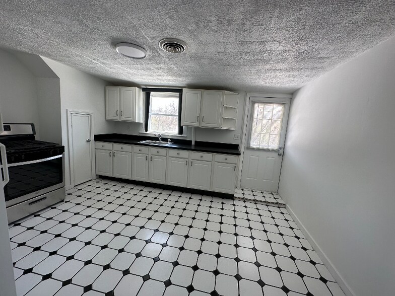 Building Photo - 14 Thill St