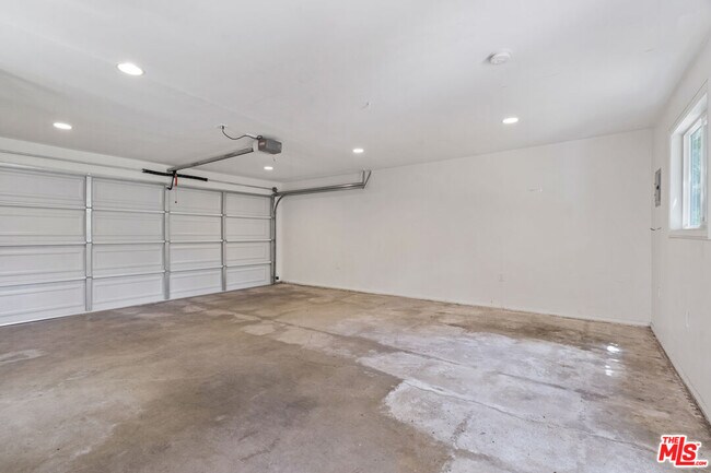 Building Photo - 721 Palms Blvd