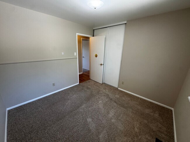 Building Photo - Spacious Aurora Home