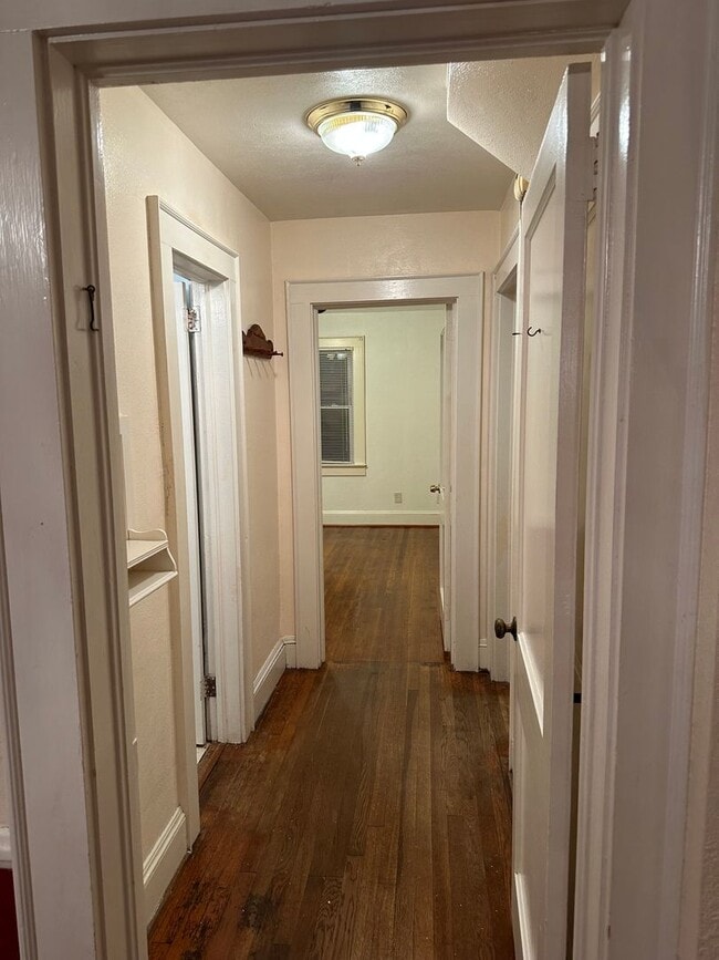 Building Photo - 2 Bedroom Downstairs Duplex in Norfolk