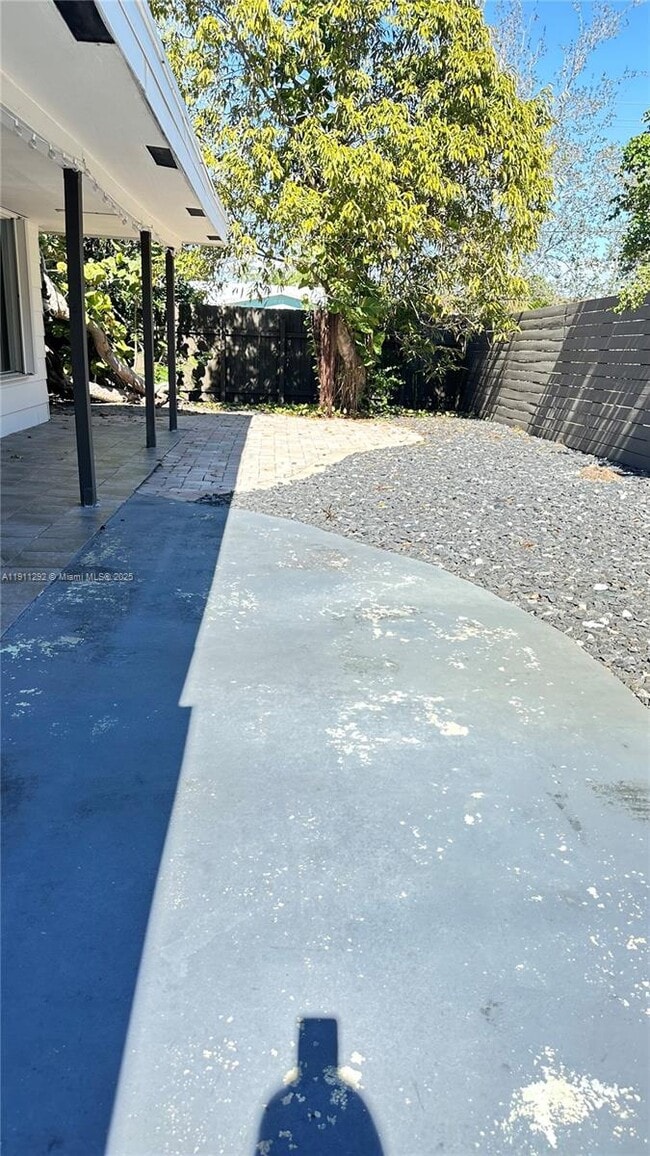 Building Photo - 4460 NE 13th Terrace