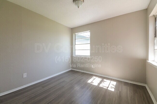 Building Photo - 4850 Bedford Dr