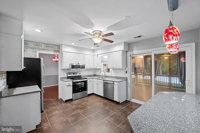 Building Photo - 14551 Lock Dr