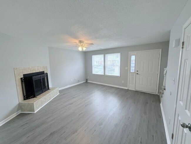 Building Photo - Modern Comfort Meets Convenience – Renovat...