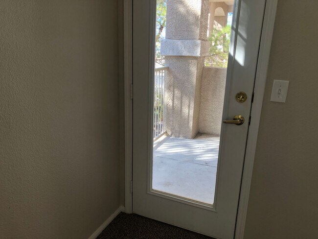 Building Photo - Great Condo, Convenient Location in a Gated Community