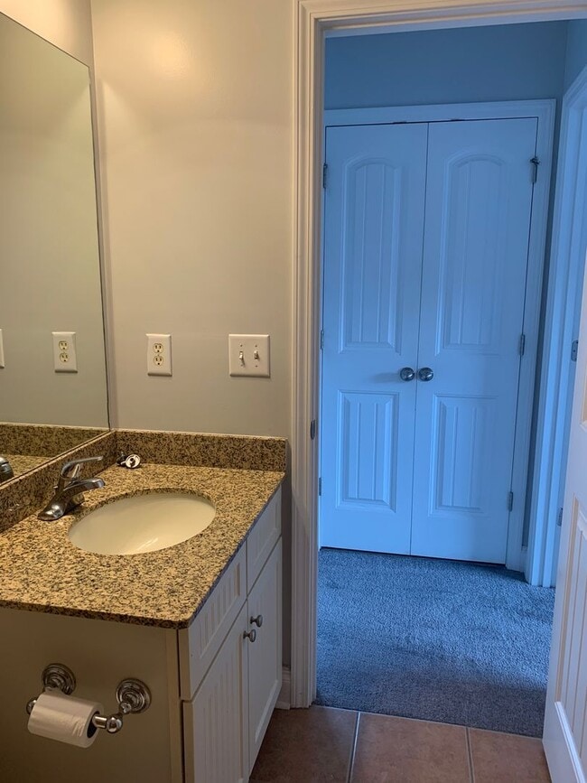 Building Photo - Lovely Eastside Townhome Condo Near Vet School- 3BR/3BATH!