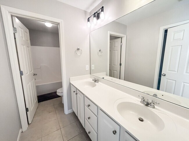 Building Photo - Stunning 5-Bedroom Executive Home in Kennesaw’s Preserve Falcon Hills!