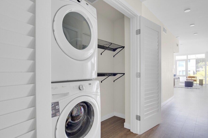 Building Photo - 210 Wall St