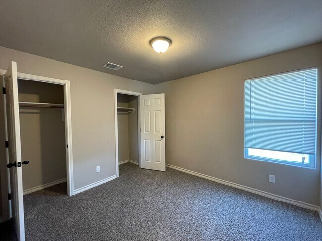 Building Photo - Town home for rent