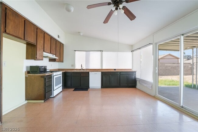 Building Photo - 2102 E Russell Rd