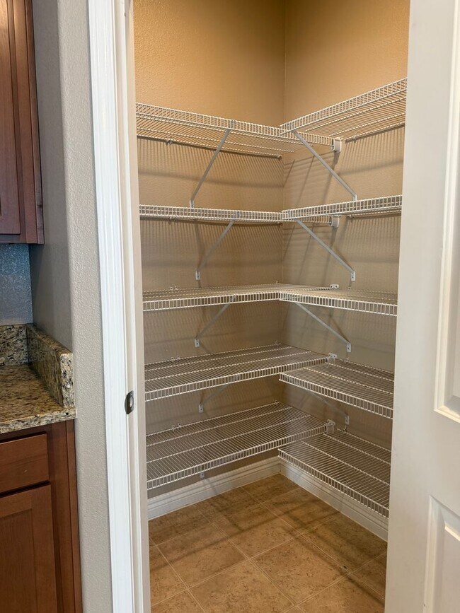 Building Photo - 4bedroom 3 bath 3 car garage