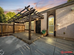 Building Photo - Beautiful 2 Bedroom Apartment!