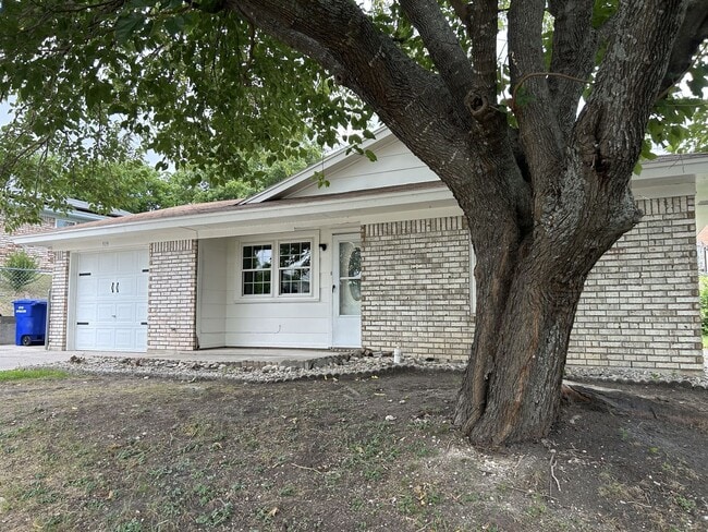 Building Photo - 919 Marilyn Dr
