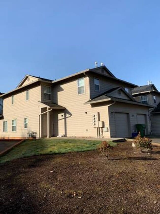 Building Photo - BEAUTIFUL 2 BEDROOM TOWNHOME IN SOUTH SALEM HILLS!