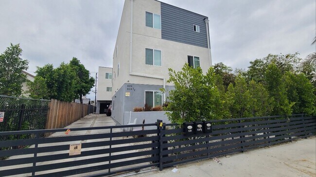 Building Photo - 32(839)