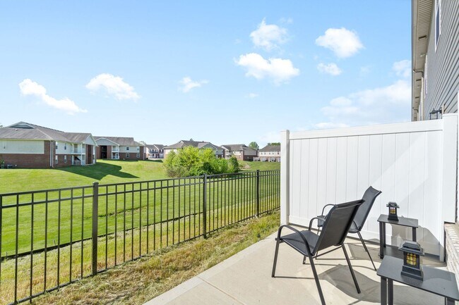 Building Photo - Modern Comforts in Clarksville – Stylish 2BR, 2.5BA Home Near Downtown