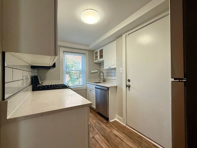 Building Photo - 1400 Kenmore Ave