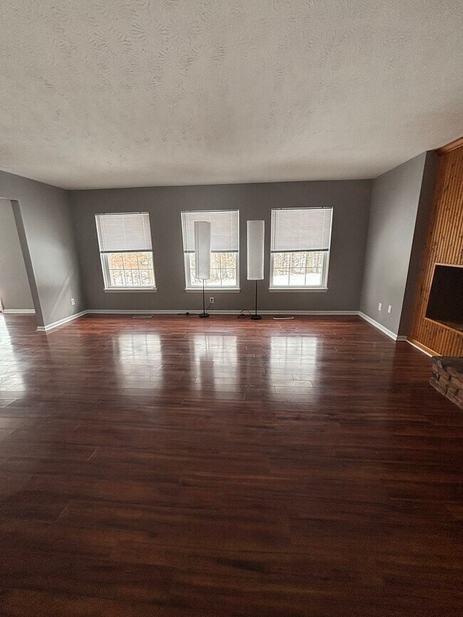 Building Photo - Beautifully maintained 3BR, 2BA Condominium